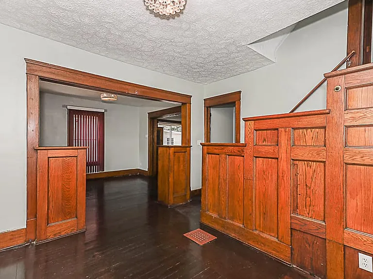 275 E York St — Photo 11