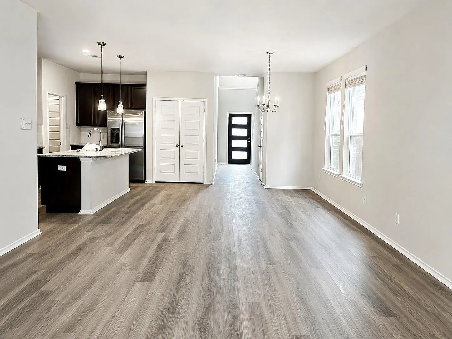 4 bed, 2.5 bath, 2487 sqft, $2,900 — Photo 2