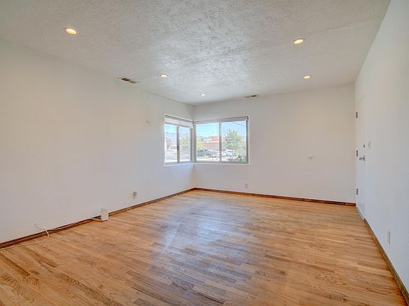 4th image of 2533 La Veta Dr NE