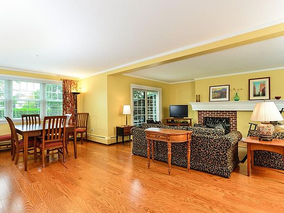 4th image of 9 Gardencourt Dr #9