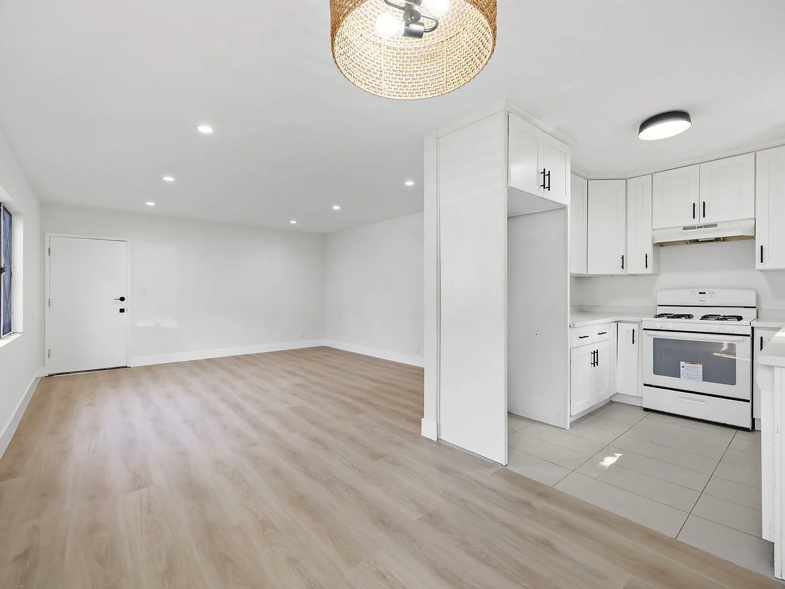 2 bed, 910 sqft, $2,695 — Photo 2