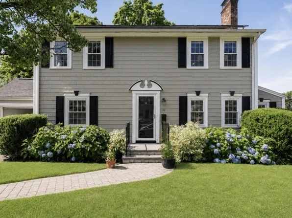 32 Grosvenor Rd, Waltham, MA 02453