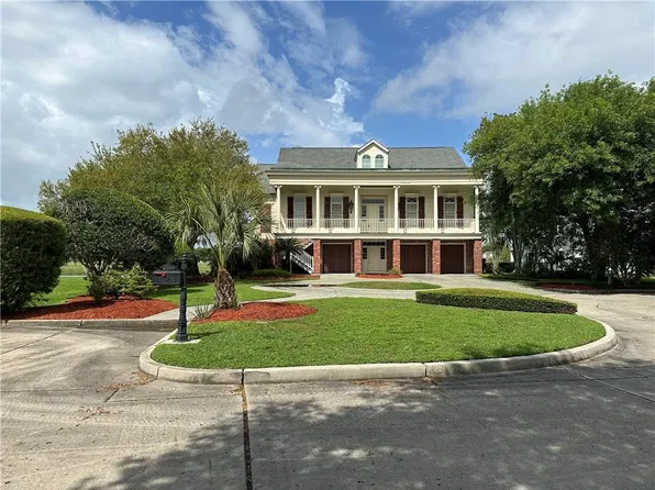 7 Golf Villa Dr, New Orleans, LA 70131
