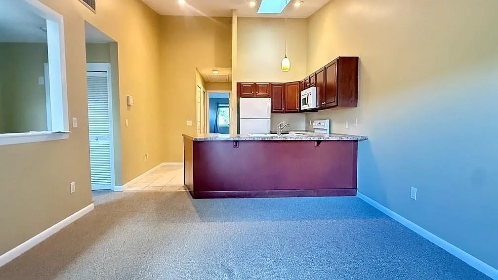 1 bed, 1.0 bath, 726 sqft, $1,950 — Photo 3