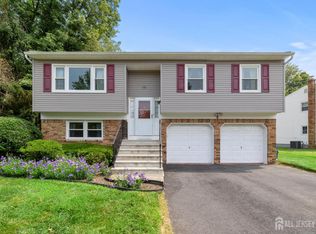6 Michelle Ct, Ewing, NJ 08628
