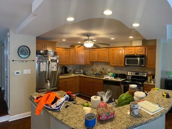 527 Hummingbird Ln, Deerfield, IL 60015