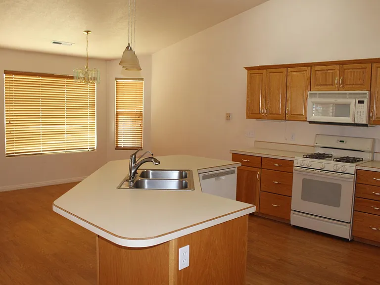 210 N Mall Dr #129 — Photo 6