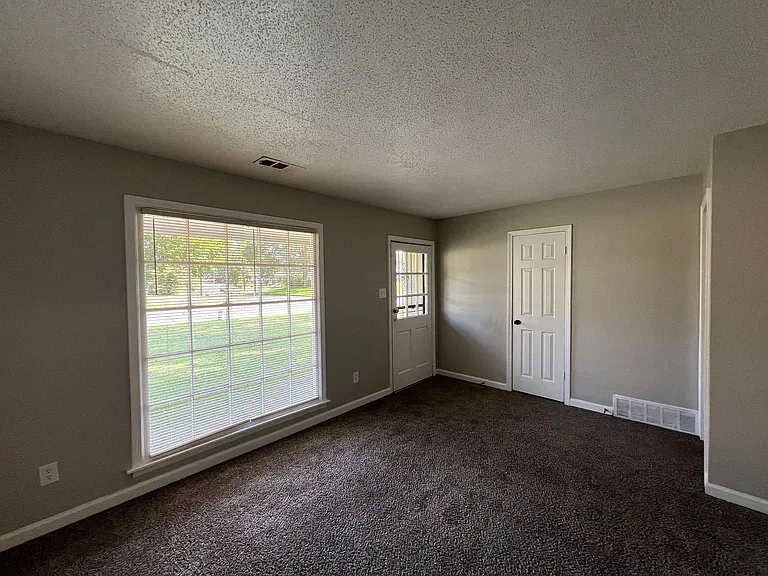 597 Western Park Dr — Photo 2