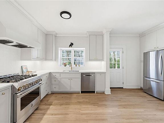 3rd image of 1767 Ridgewood Dr NE