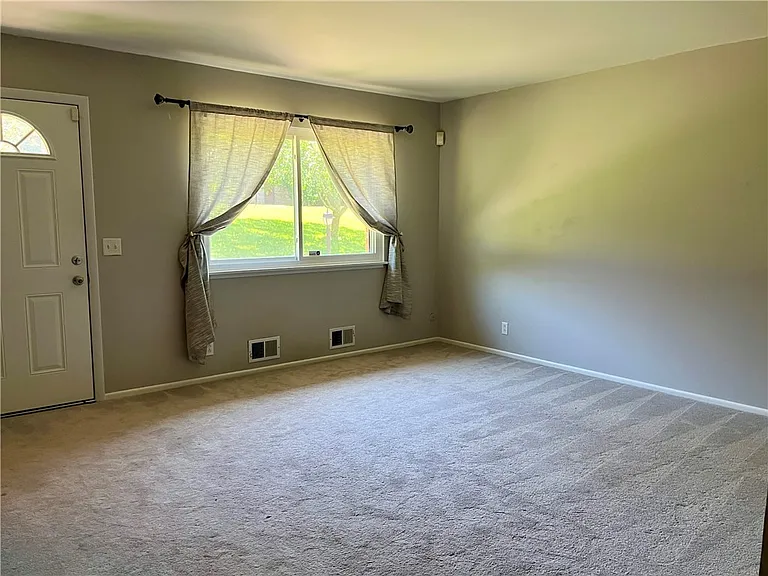 168 Surrey Hill Way — Photo 6
