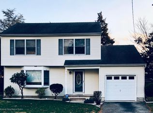 93 Holly Tree Ln, Toms River, NJ 08753