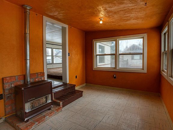 3rd image of 124 Cascade St