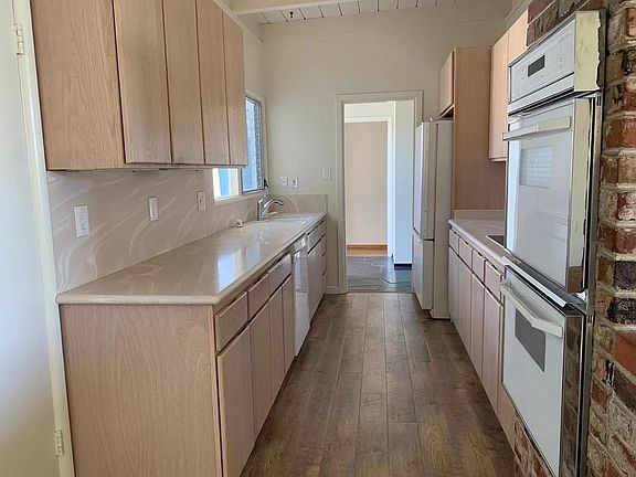 4th image of 1170 Oakwood Dr