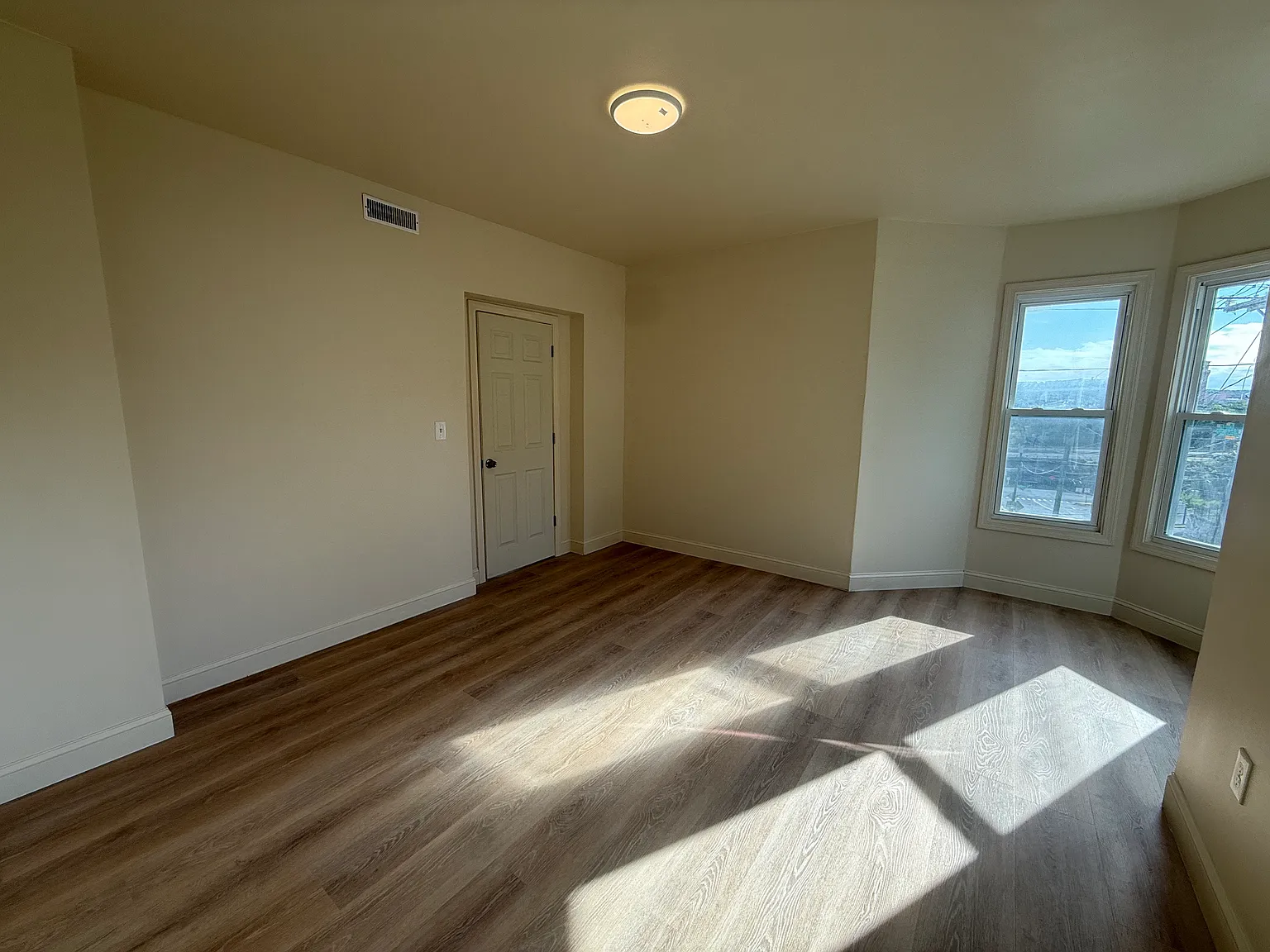 5 bed, $3,000 — Photo 4