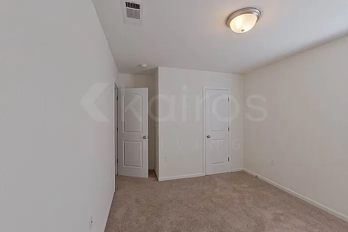 924 Sanford Ln — Photo 15