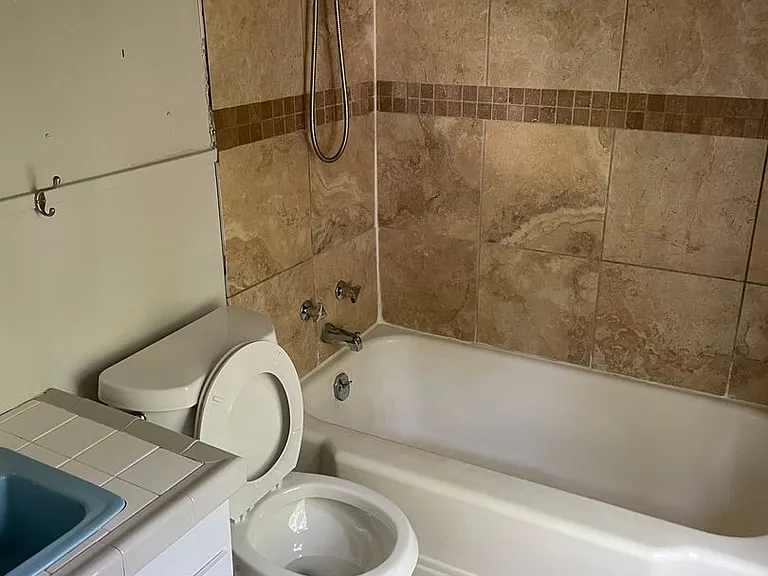 820 College St — Photo 4