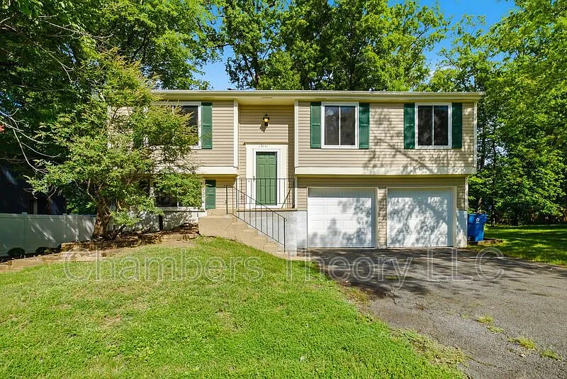 3 bed, 2.0 bath, 1034 sqft, $3,100 — Photo 2