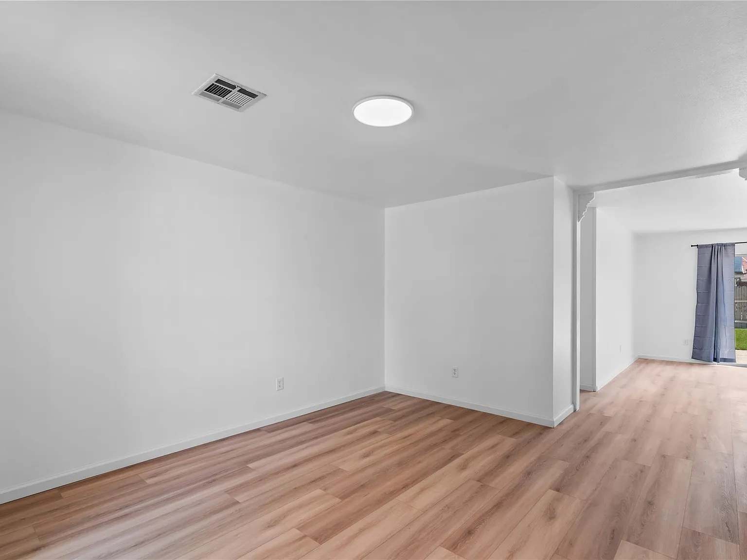 3 bed, 2.0 bath, 1277 sqft, $2,200 — Photo 2