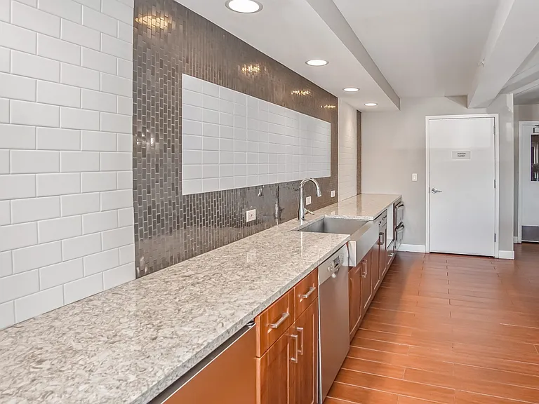 10 West Apartments — Photo 20