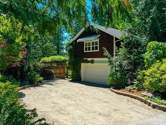 Entry to the property. 2 car garage with 576sf ADU above it. The entry way to the left of the garage leads to a private inner courtyard with pergola and patio area.>