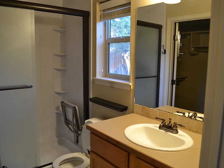 2646 N Larchmont Ave — Photo 25