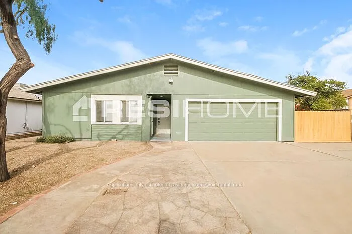 610 W Emelita Ave — Photo 1