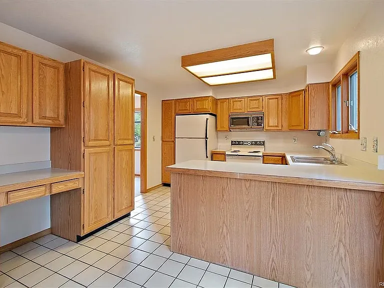 907 S Emporia St — Photo 12