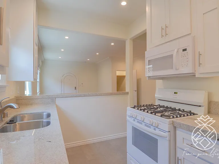 1848 S Redondo Blvd #1848 — Photo 14