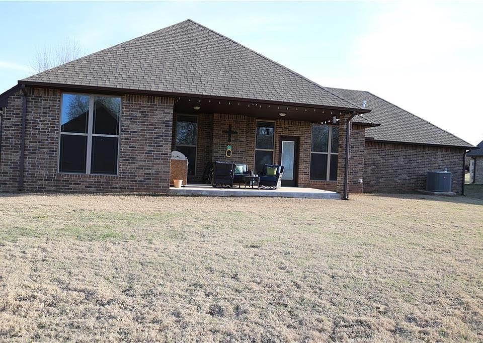 2nd image of 911 Arbor Dr