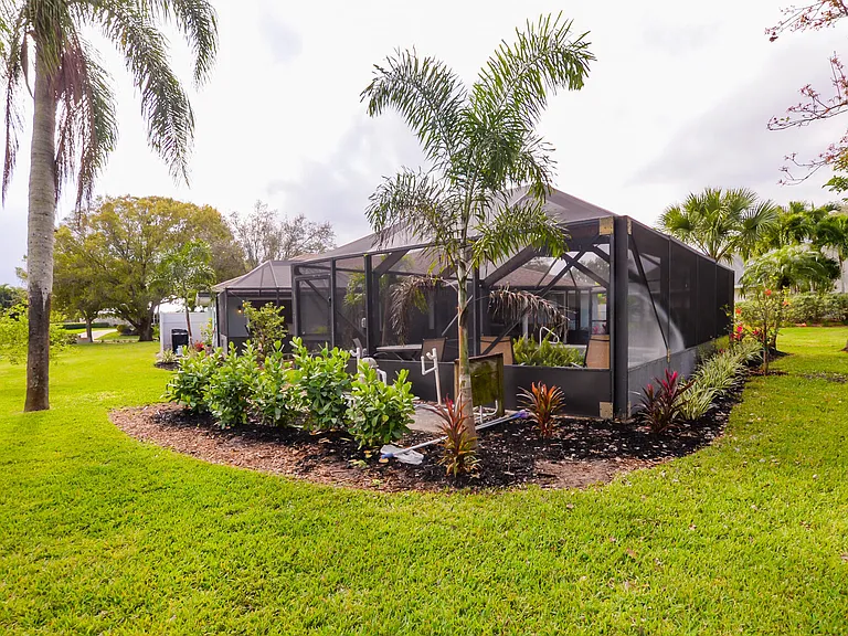 2411 NE Pinecrest Lakes Blvd — Photo 40