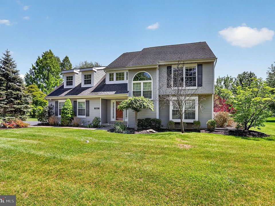 1st image of 102 Grouse Ct