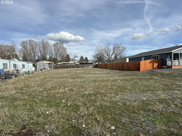 S Hall St, Prairie City, OR 97869