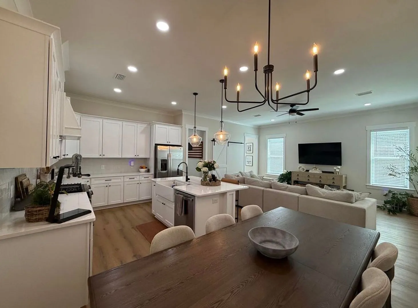Beautiful 5-Bedroom Home in Deer Moss Creek Niceville with lawn care included — Photo 4
