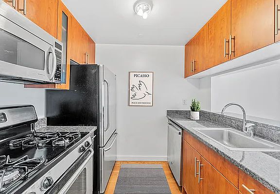 2nd image of 260 W 54th St APT 36F