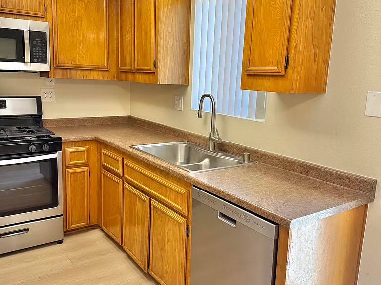 1360 Oxford Ave #5 — Photo 11