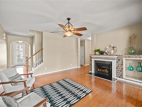 4th image of 926 Pierce Ivy Ct
