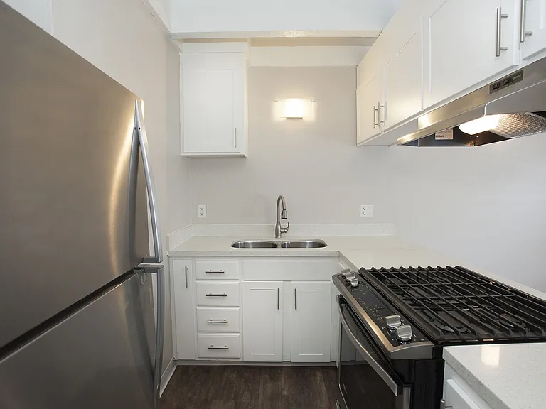 Monterey Townhouse — Photo 10