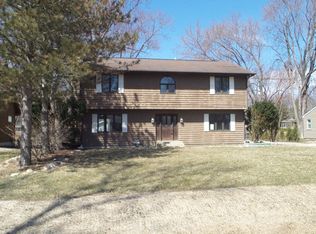 4221 N Riverdale Dr, McHenry, IL 60051