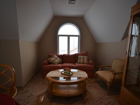 4th image of 1490 Outlook Ave