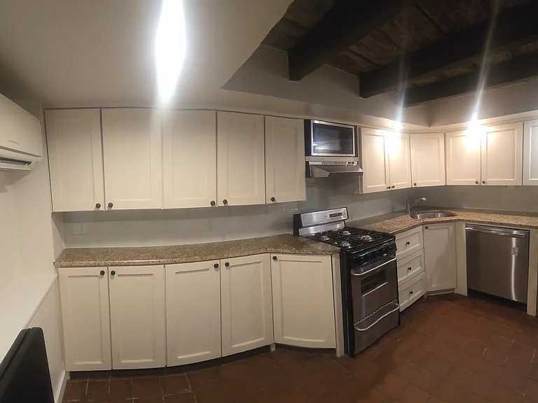 918 Waverly St — Photo 1