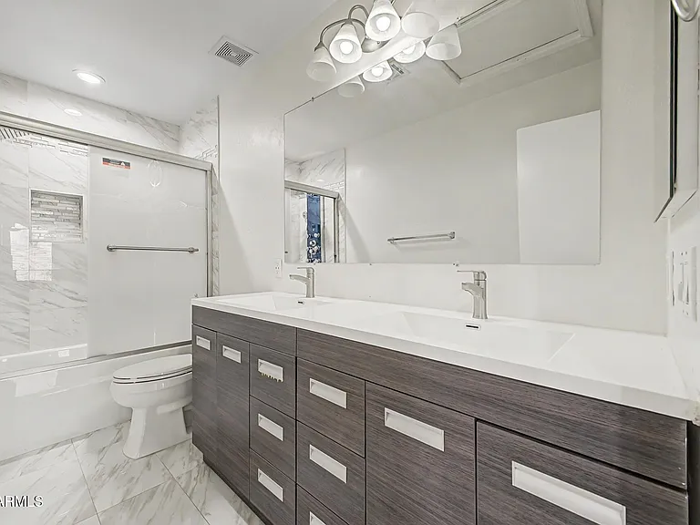1015 E Irma Ln — Photo 31