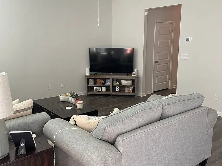 430 Whitby St — Photo 24