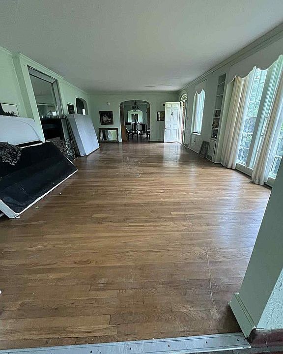 19th image of 607 W 2nd St