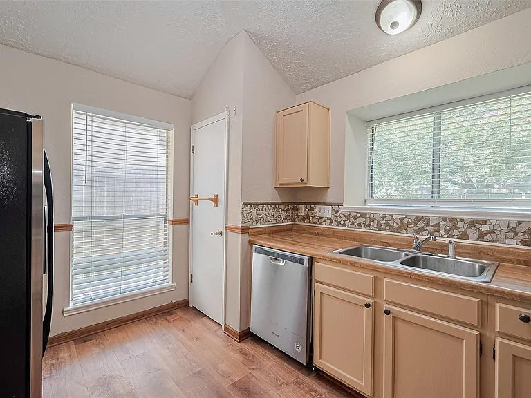 6907 Yardley Dr — Photo 10