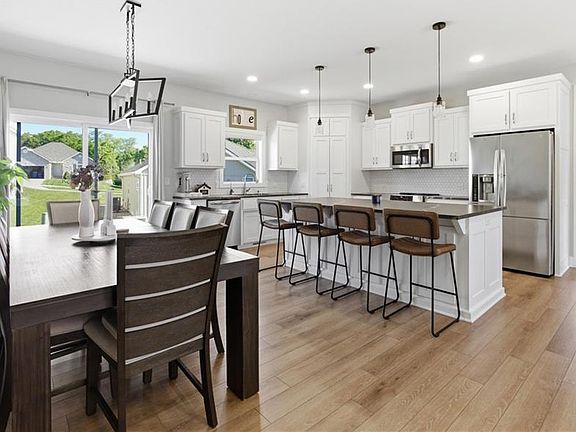 3rd image of 312 Prairie Rose Cir