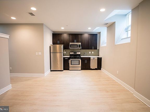 3rd image of 1607 Catharine St #C