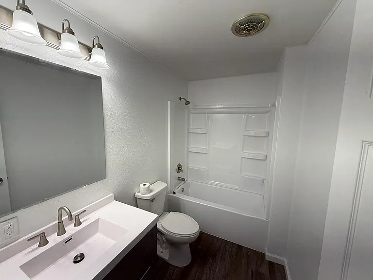 1006 Elm St — Photo 2