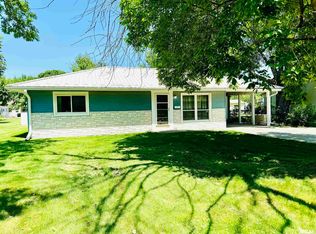 605 NW 3rd St, Aledo, IL 61231