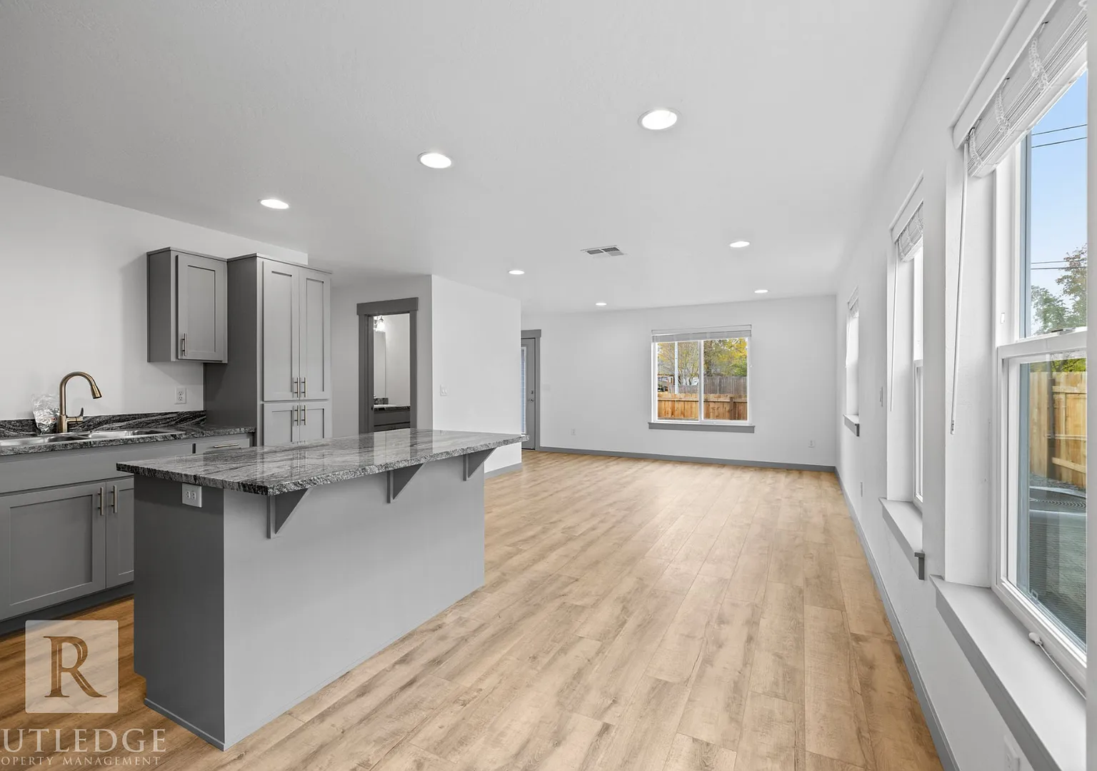 Beautiful 3 Bedroom, 2 Bath Townhome with Fenced Yard — Photo 4