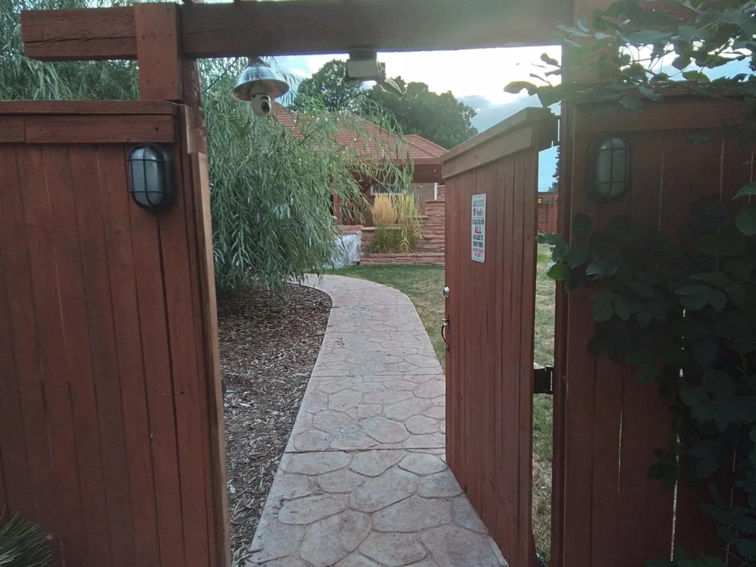 2580 N Monaco Pkwy — Photo 4